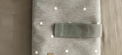 Cambiador portátil con estrellas grises - miniatura 2