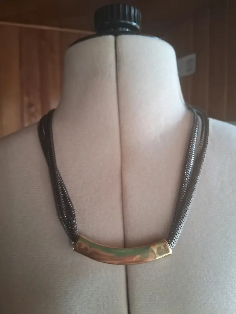 Collar de cadena con placa dorada - 1