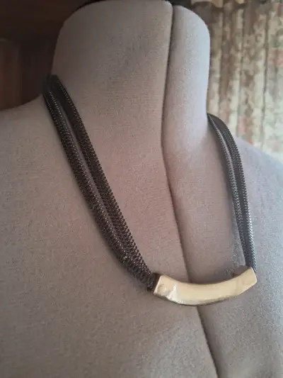 Collar de cadena con placa dorada - miniatura 2