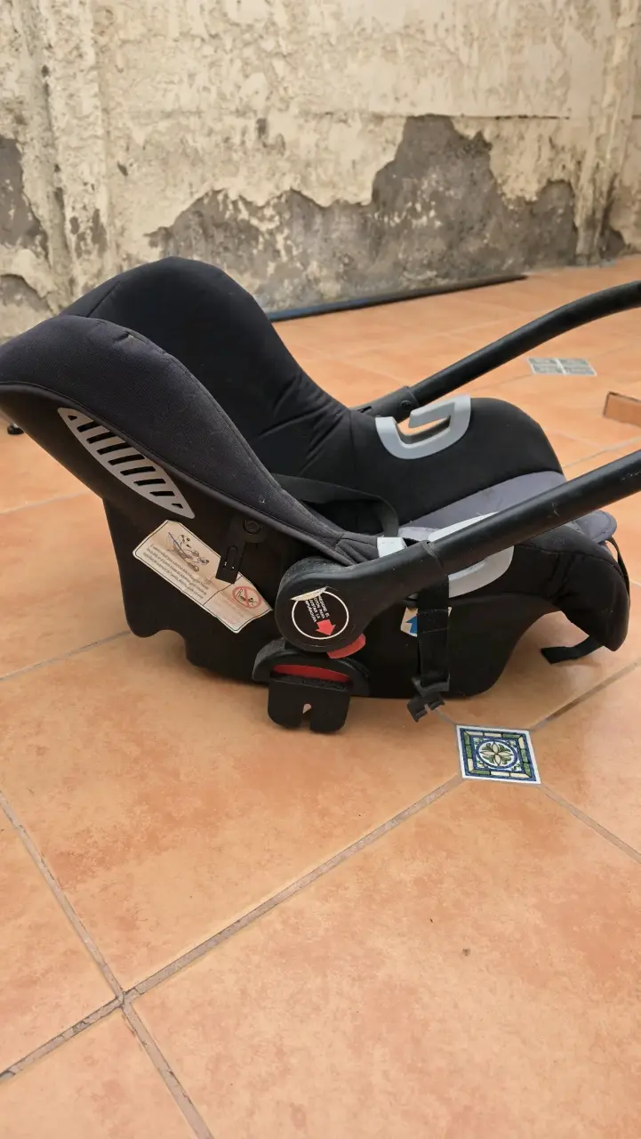 Silla de auto para bebé negra - 1