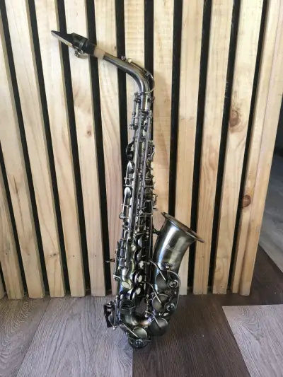 Saxofón alto en buen estado - miniatura 1