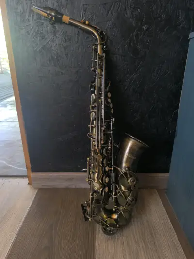 Saxofón alto en buen estado - miniatura 2