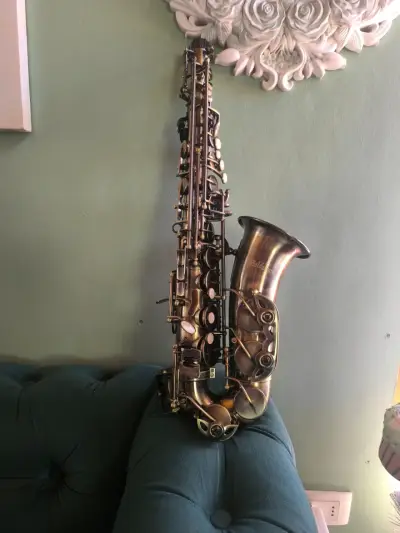 Saxofón alto en buen estado - miniatura 6