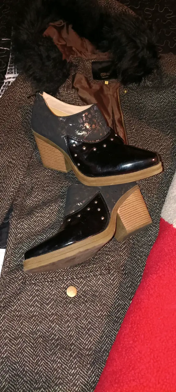 Botines negros con tacón de madera - 1
