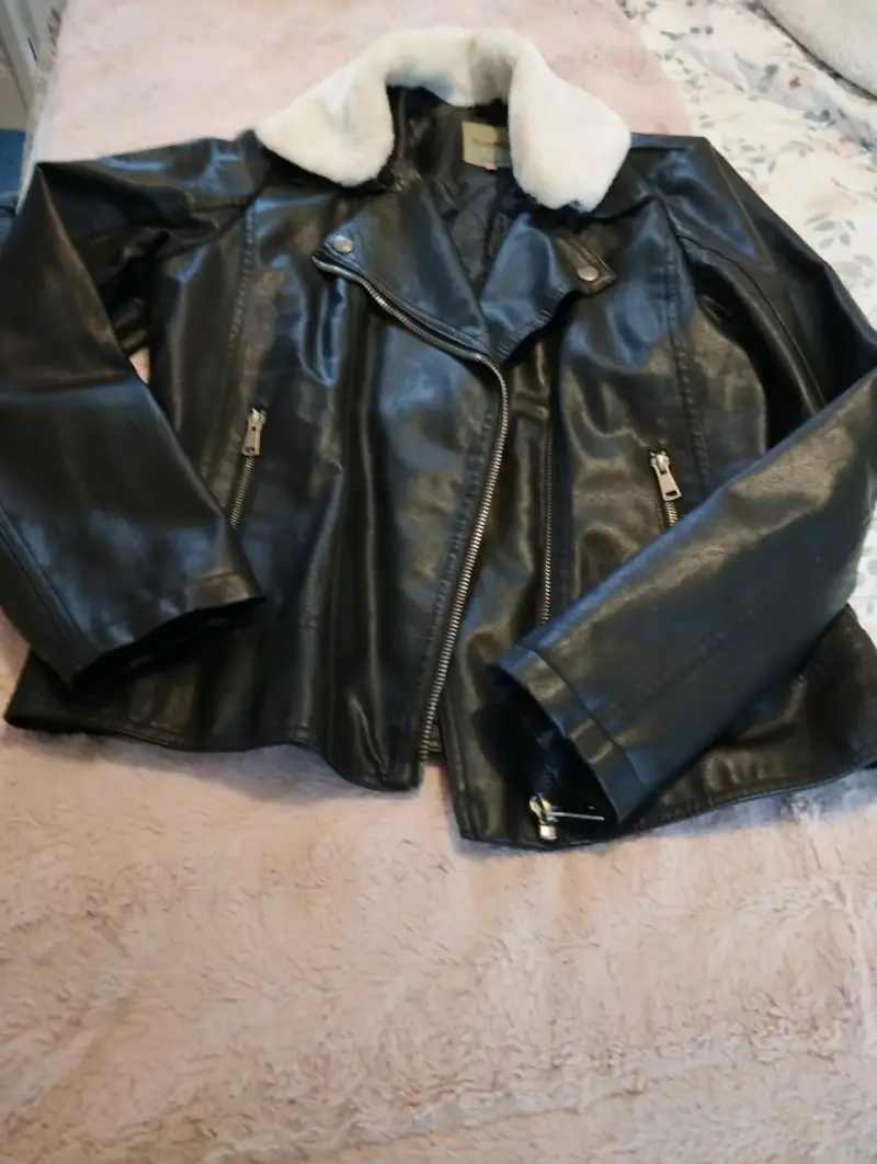 Chaqueta de cuero negro con cuello de piel