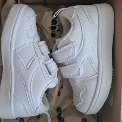 Zapatillas blancas para niños - miniatura 1