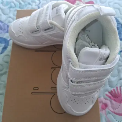Zapatillas blancas para niños - miniatura 3