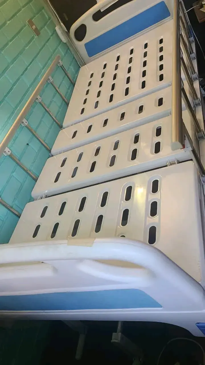 Cama hospitalaria ajustable - 2