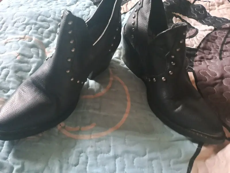 Botines negros con tachas