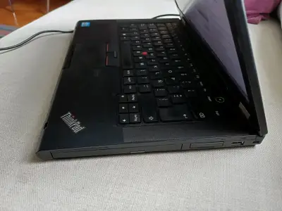 Notebook Lenovo ThinkPad usada - miniatura 3