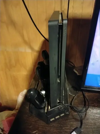 Consola Sony PlayStation 4 con control - miniatura 1