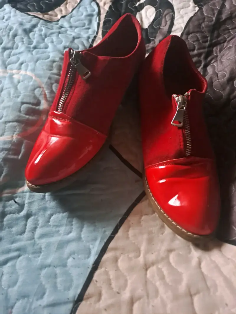 Zapatos rojos con cierre