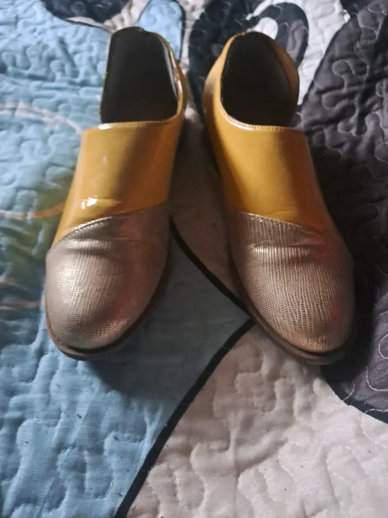 Zapatos planos bicolor amarillos