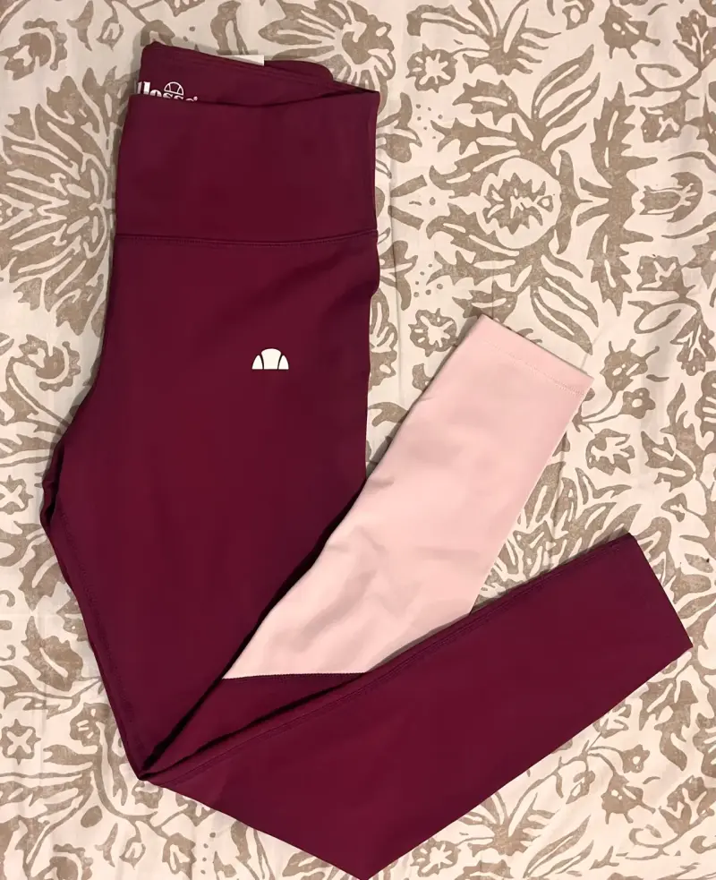 Calza burdeo y rosa