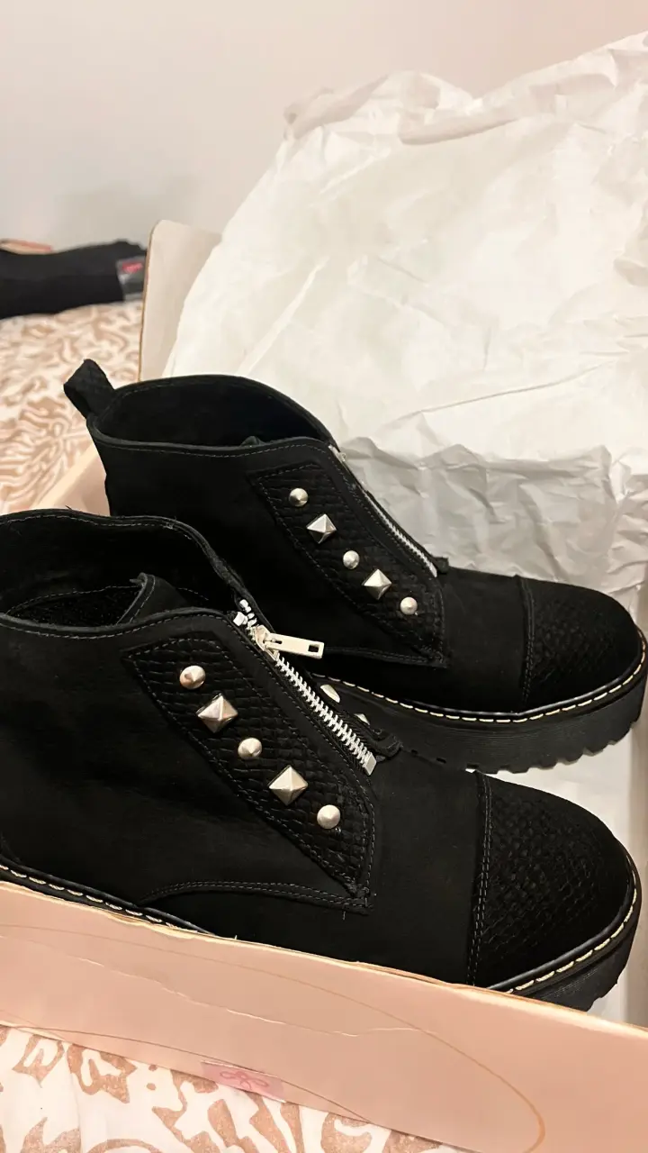 Botines negros con tachas
