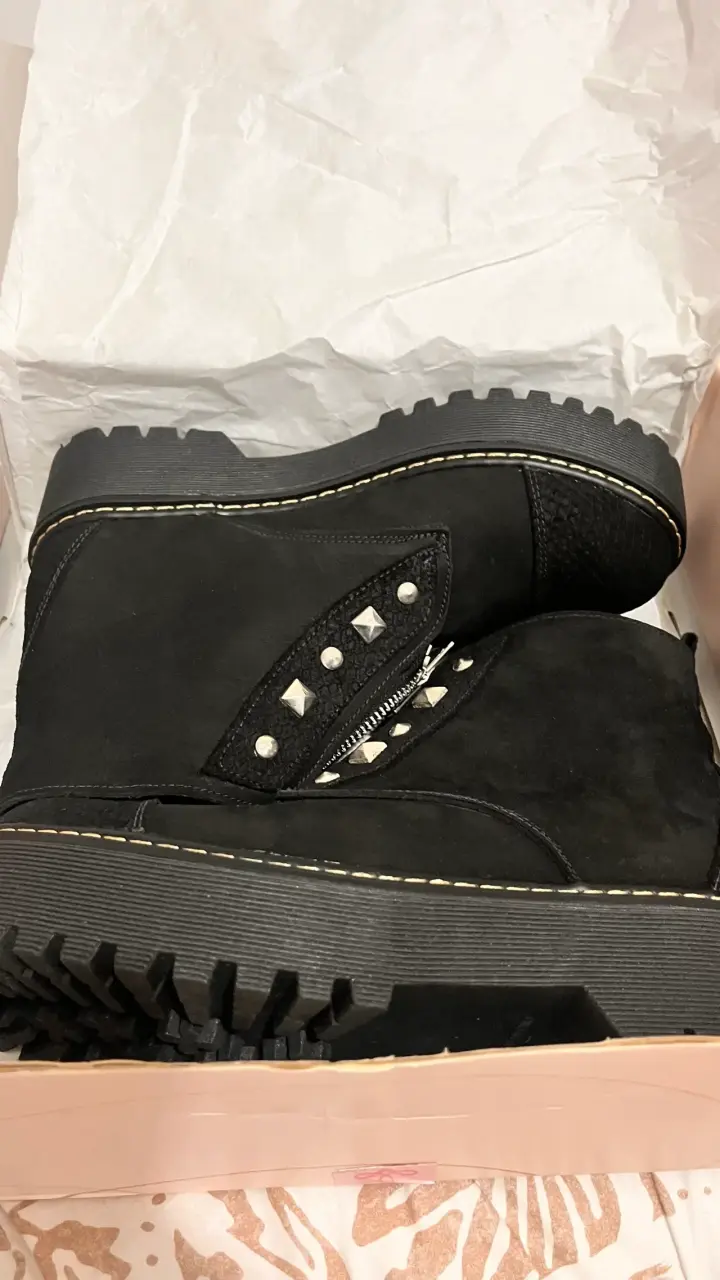 Botines negros con tachas - 2
