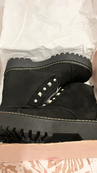 Botines negros con tachas - miniatura 2