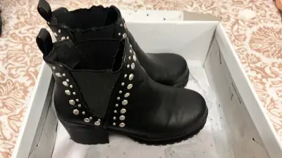 Botines negros con tachas metálicas - miniatura 1