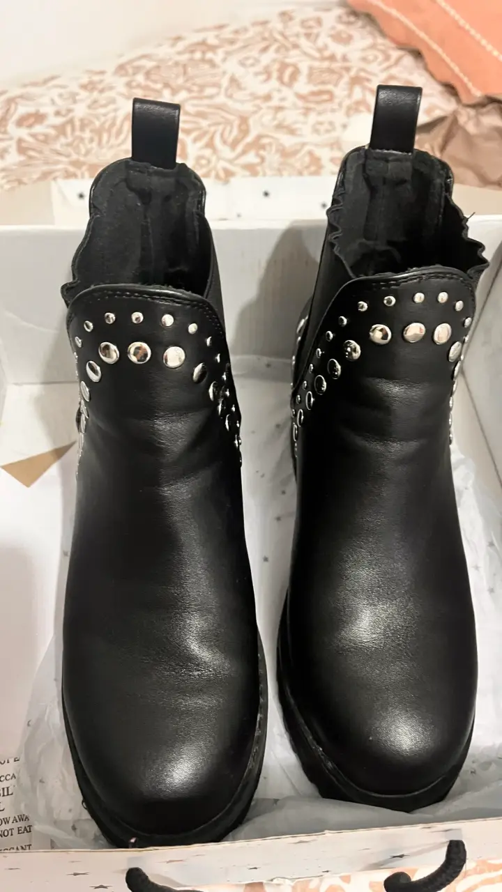 Botines negros con tachas metálicas - 2