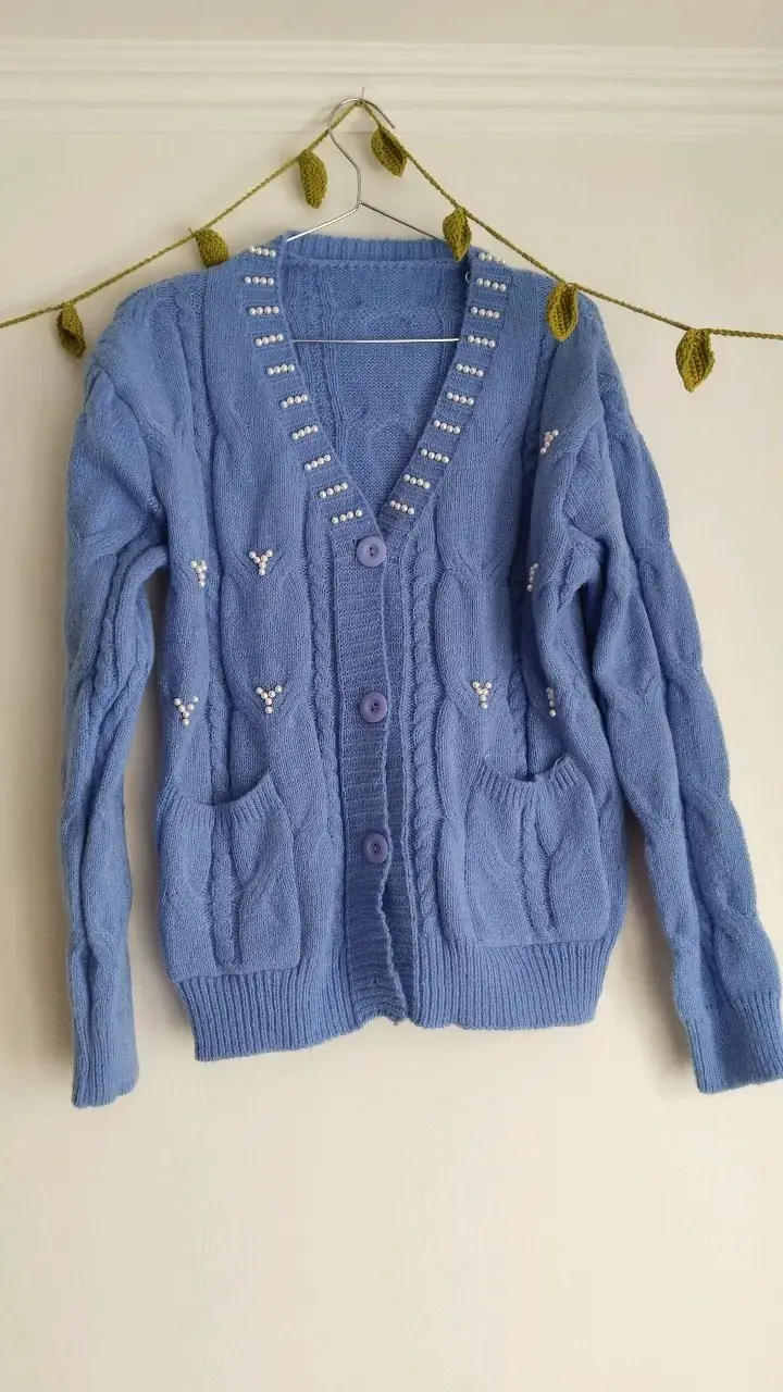 Cardigan azul con perlas