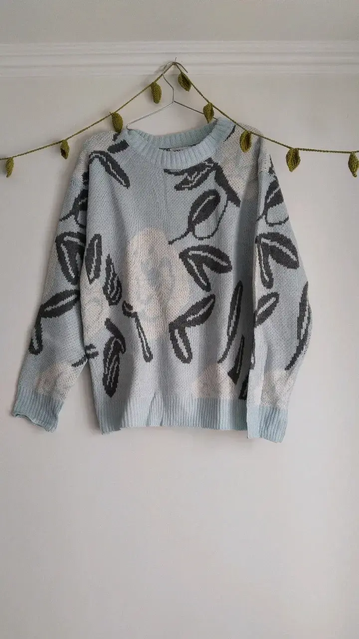 Suéter celeste de lana con diseño
