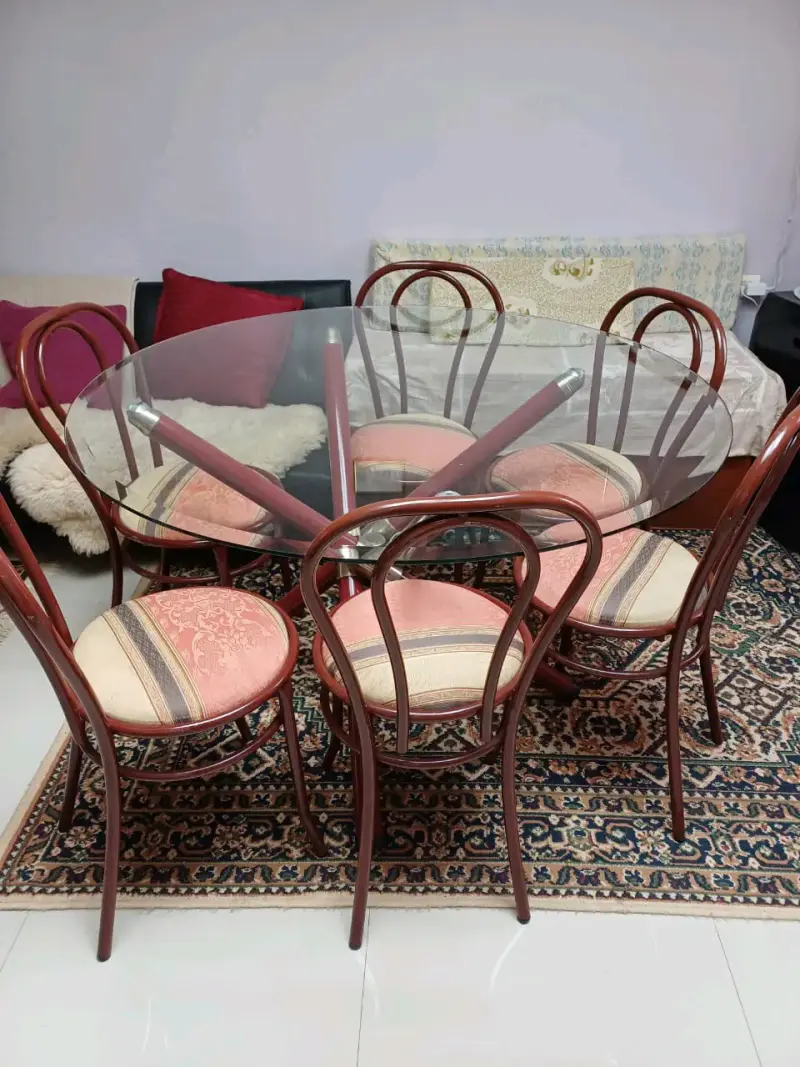 Mesa redonda de vidrio con sillas