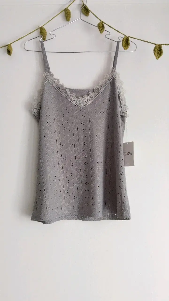 Polera gris con encaje