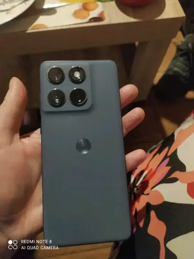 Teléfono Motorola azul con triple cámara - miniatura 1
