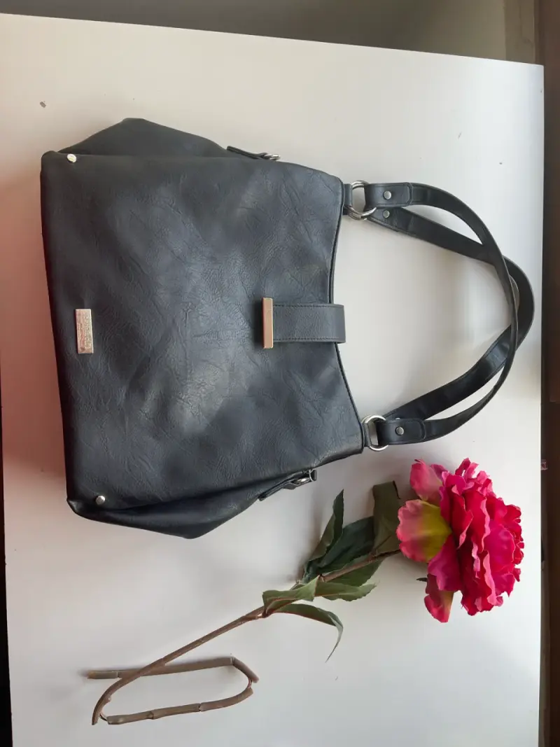 Cartera negra grande