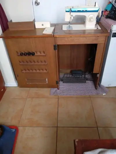 Máquina de coser Singer con mueble - miniatura 1