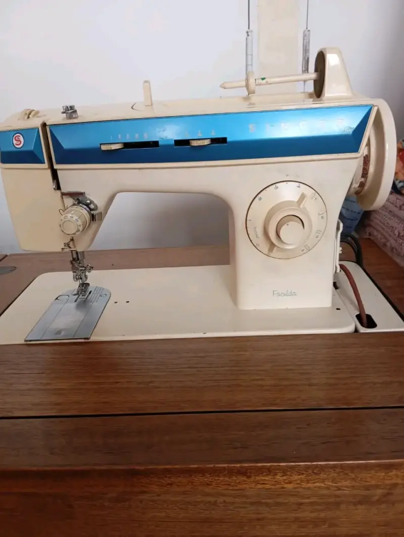 Máquina de coser Singer con mueble - 2