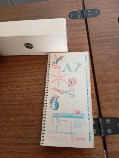 Máquina de coser Singer con mueble - miniatura 3