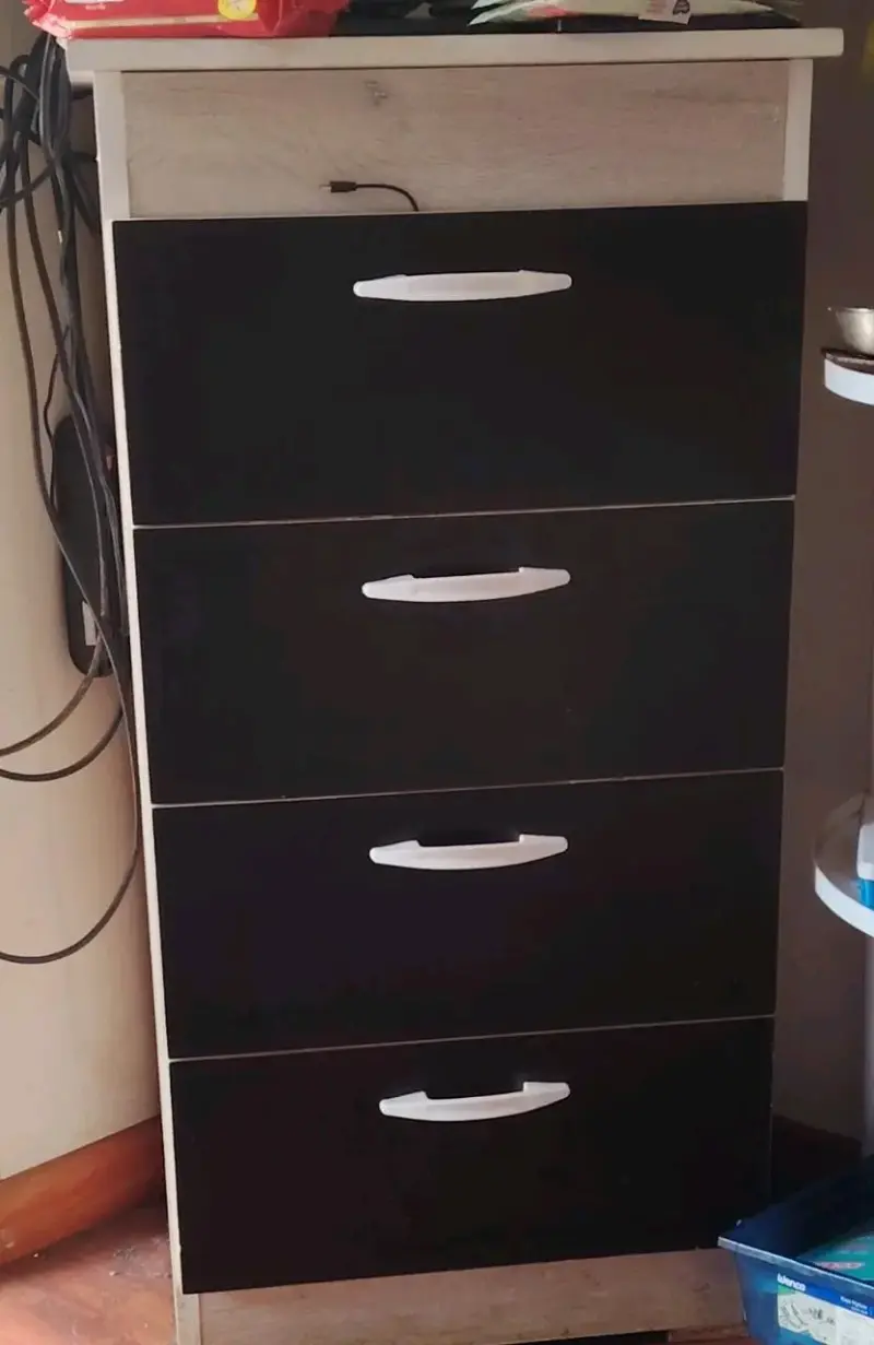 Cómoda negra de madera