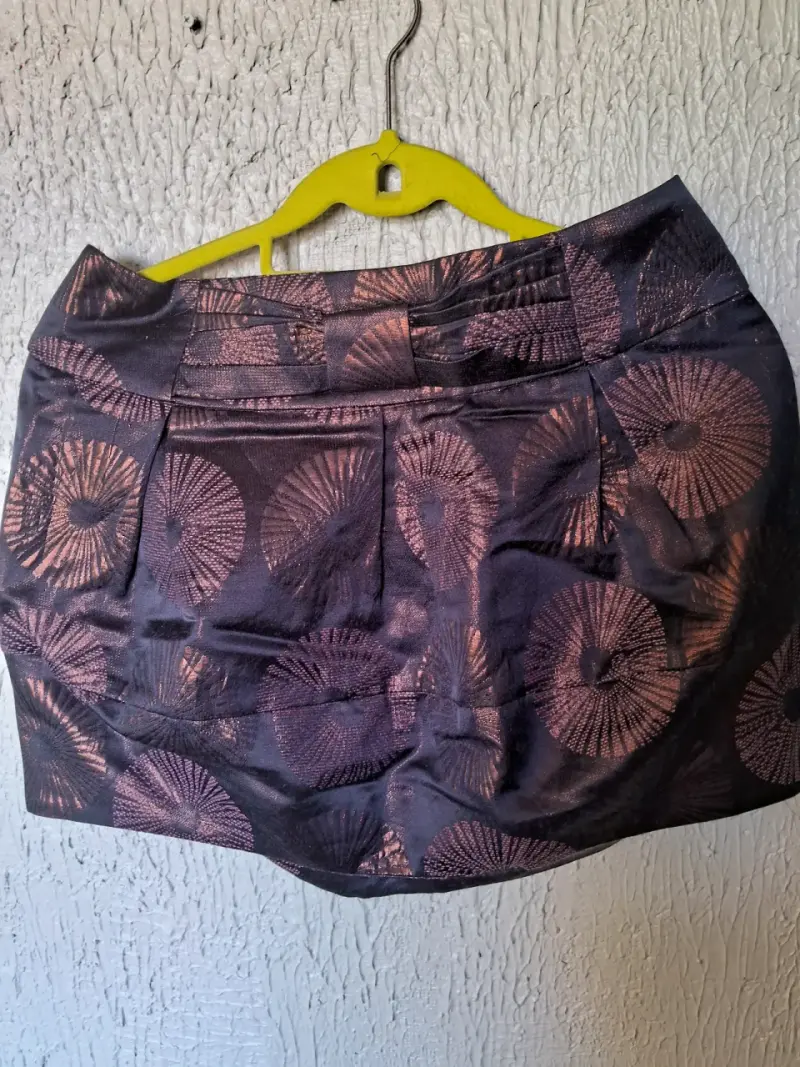 Falda corta con estampado circular - 1