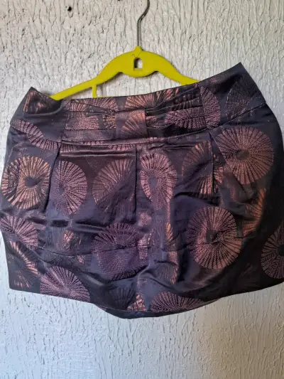 Falda corta con estampado circular - miniatura 1