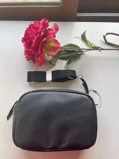 Cartera Juvenil negro acolchado con correa - miniatura 2