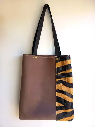 Bolso tote marrón y animal print - miniatura 1