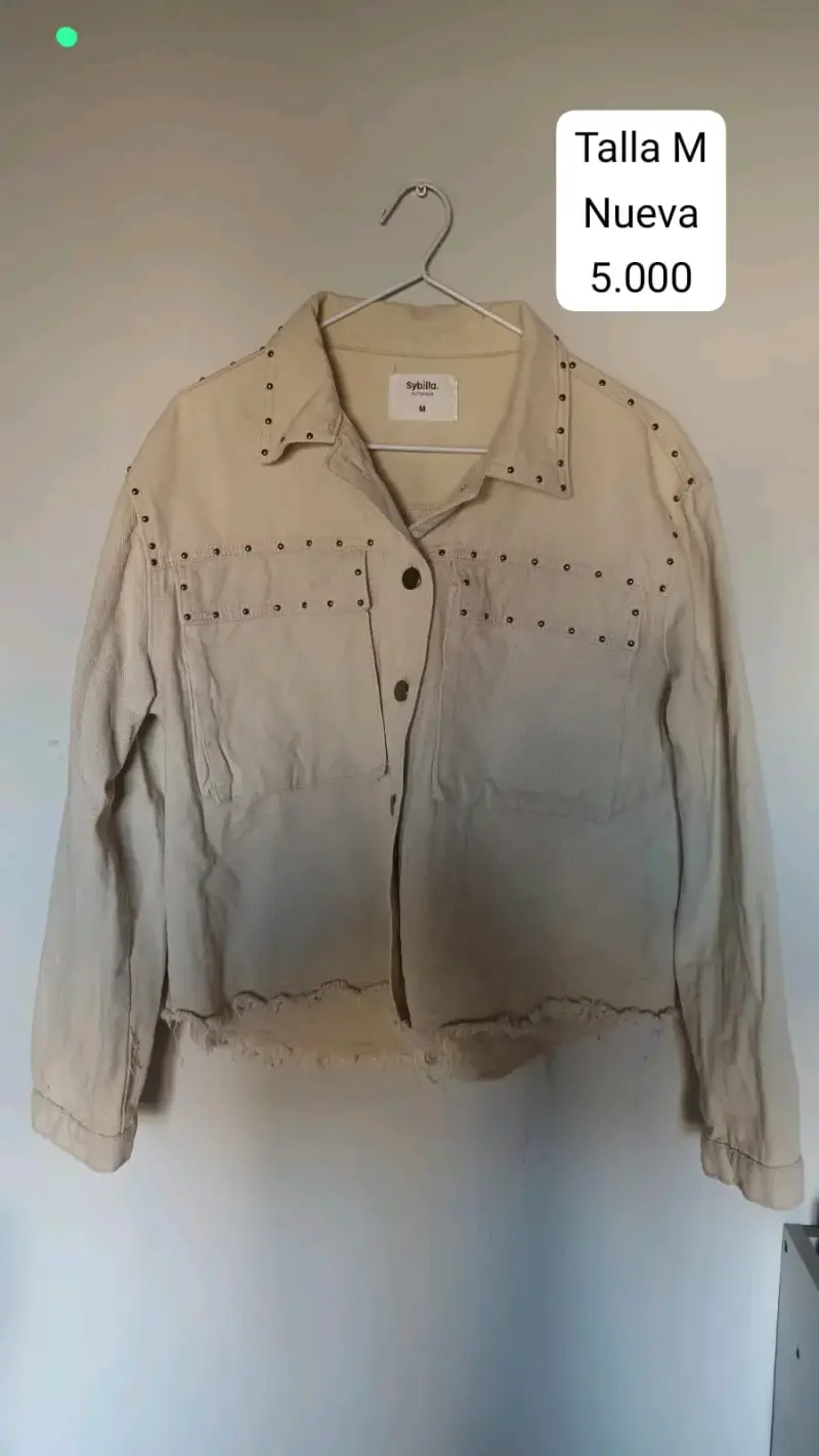 Chaqueta beige con tachas