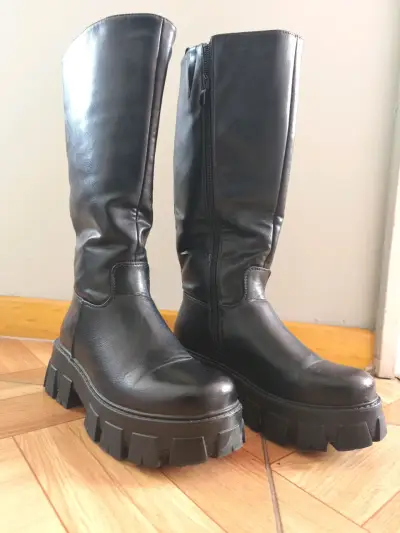 Botas negras con plataforma - miniatura 1