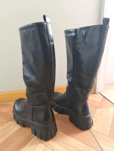 Botas negras con plataforma - miniatura 2