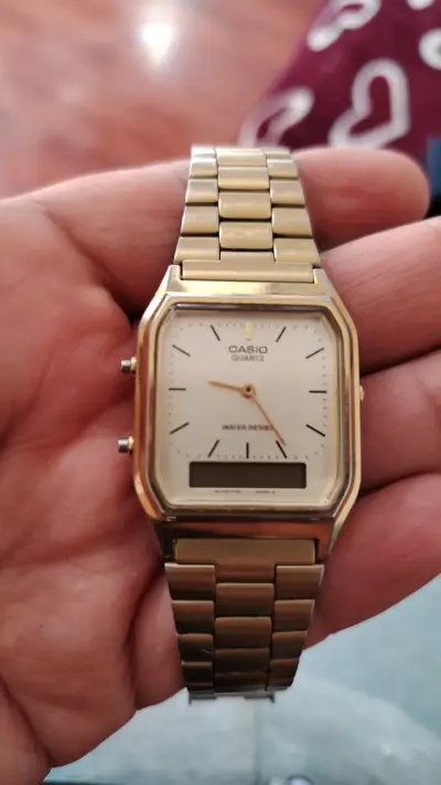 Reloj Casio dorado vintage - miniatura 1
