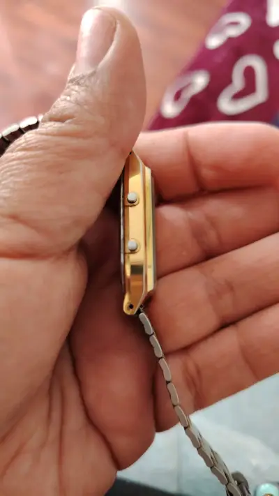 Reloj Casio dorado vintage - miniatura 4