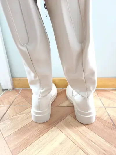 Botas blancas de mujer - miniatura 2