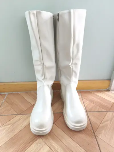 Botas blancas de mujer - miniatura 3