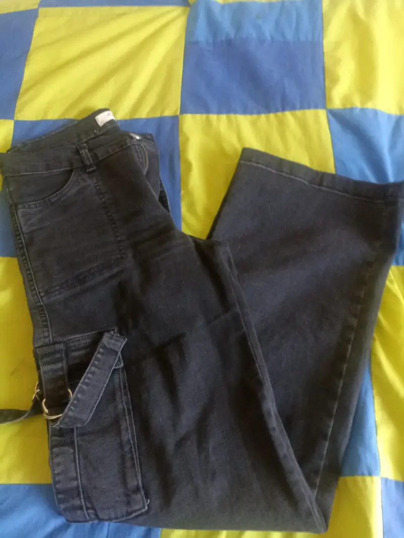 Jeans oscuros con bolsillos