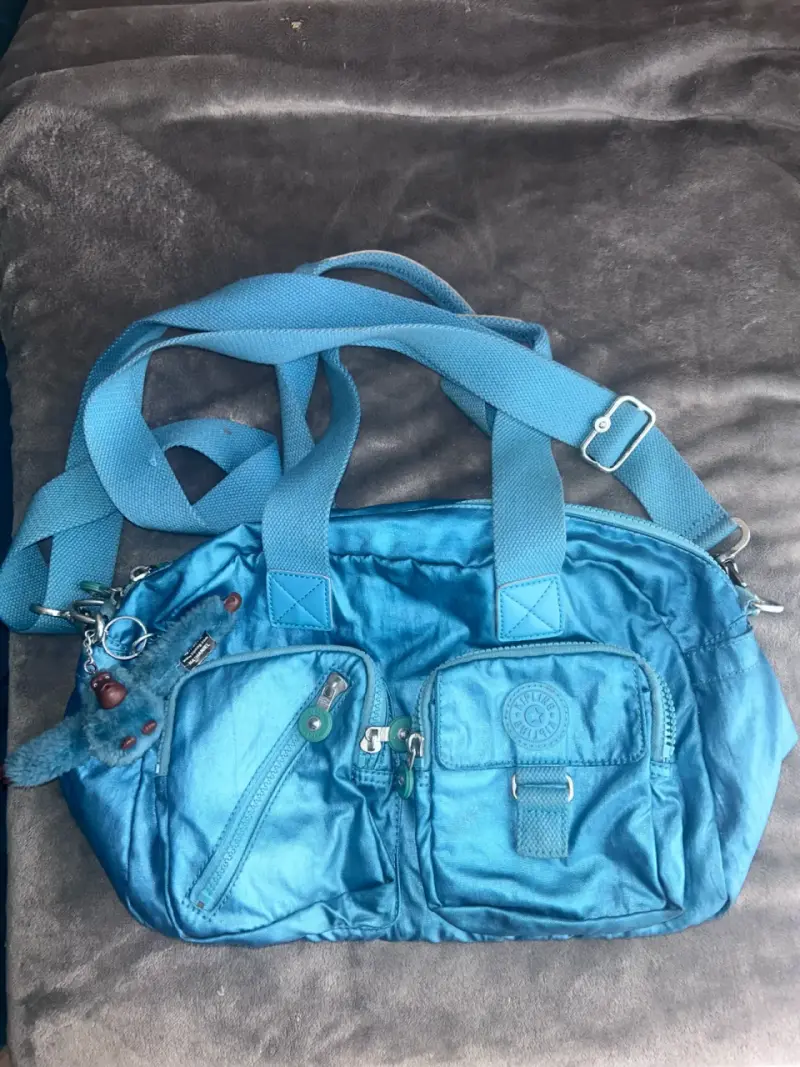 Bolso azul con correas ajustables