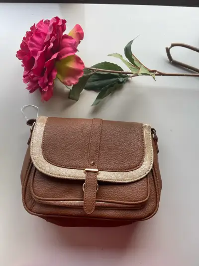 Cartera marrón con detalle dorado - miniatura 1