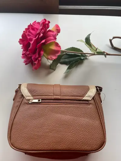 Cartera marrón con detalle dorado - miniatura 2