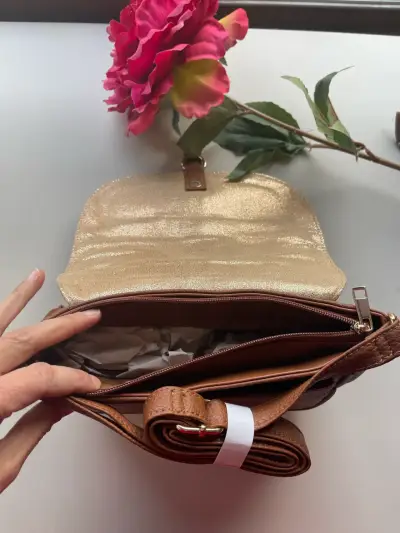 Cartera marrón con detalle dorado - miniatura 4