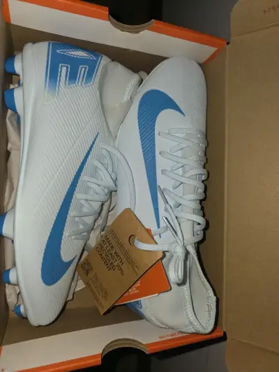 Zapatos de fútbol celestes nuevos - miniatura 1